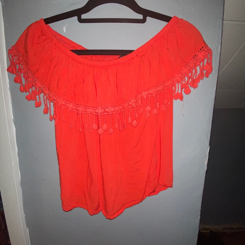 Shoulderless top